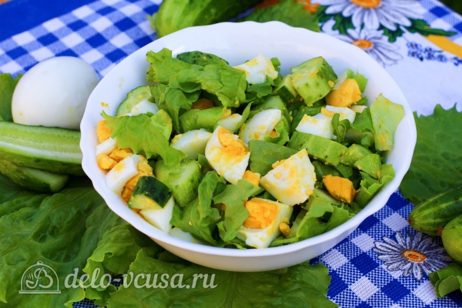 Зеленый салат с брокколи и авокадо