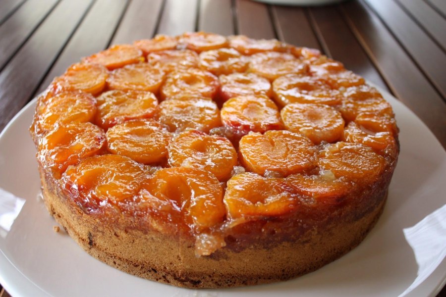 Торт с персиками и творожным кремом