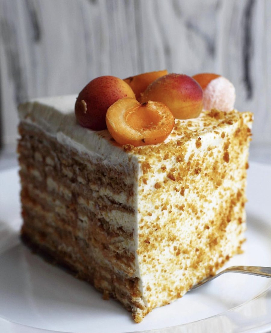 Йогуртовый торт с абрикосами