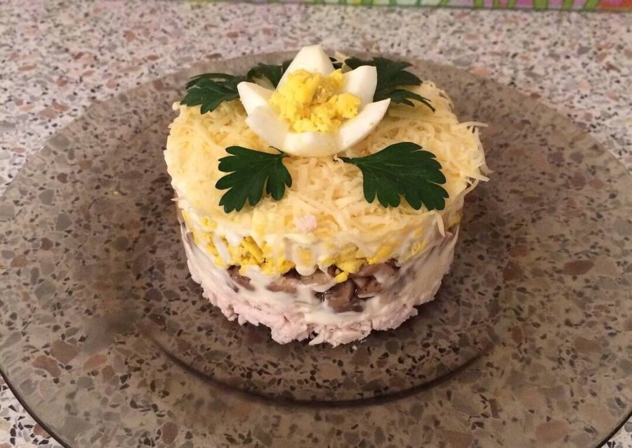 Салат из курицы с грибами шампиньонами