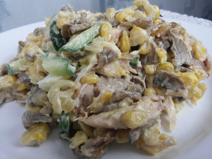 Салат с куриной грудкой и шампиньонами
