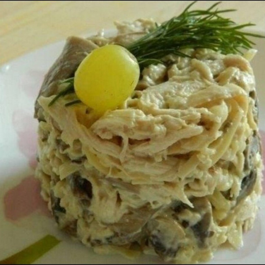 Салат из шампиньонов и курицы с сыром