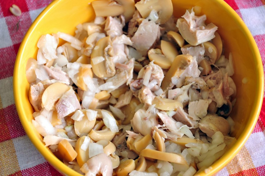 Салат с курицей и солеными огурцами