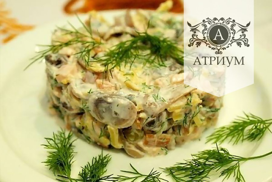 Салат с куриной грудкой и грибами