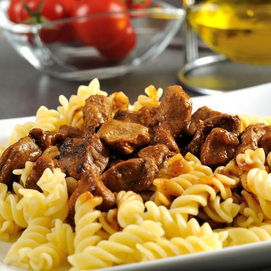 Гуляш с макаронами