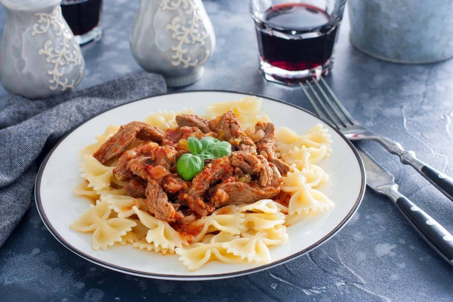 Гуляш с макаронами