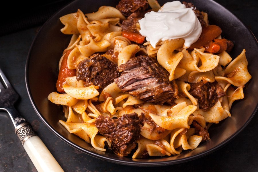 Гуляш с макаронами