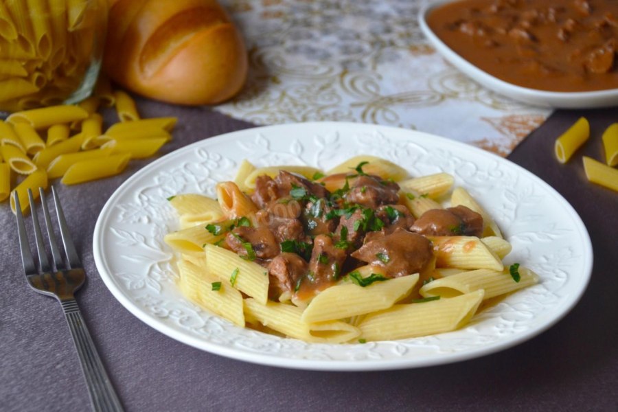 Макароны с подливкой с мясом