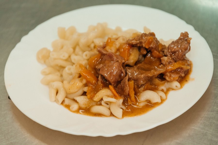 Гуляш с макаронами