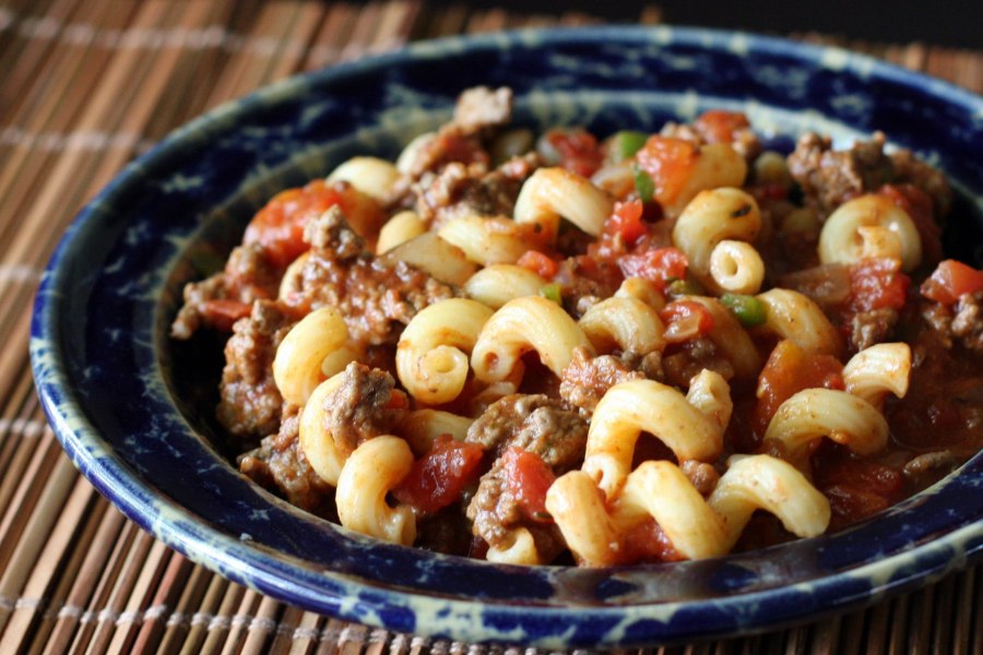 Гуляш с макаронами