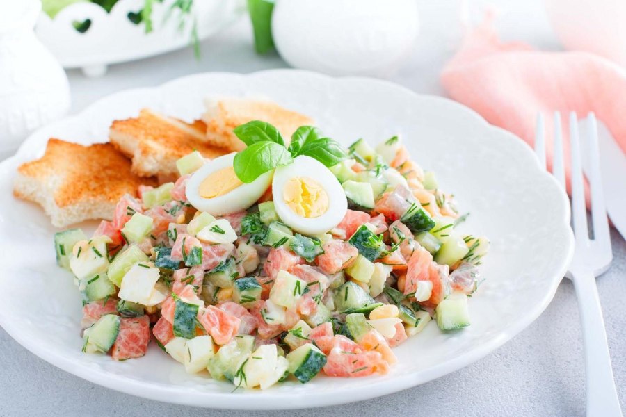 Салат с красной рыбой и сыром