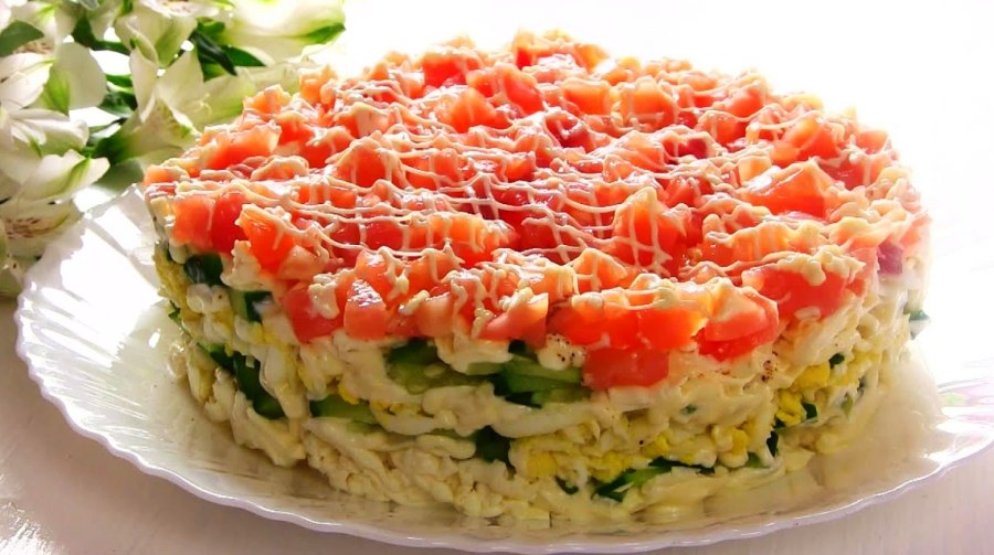 Салат с семгой и маслинами