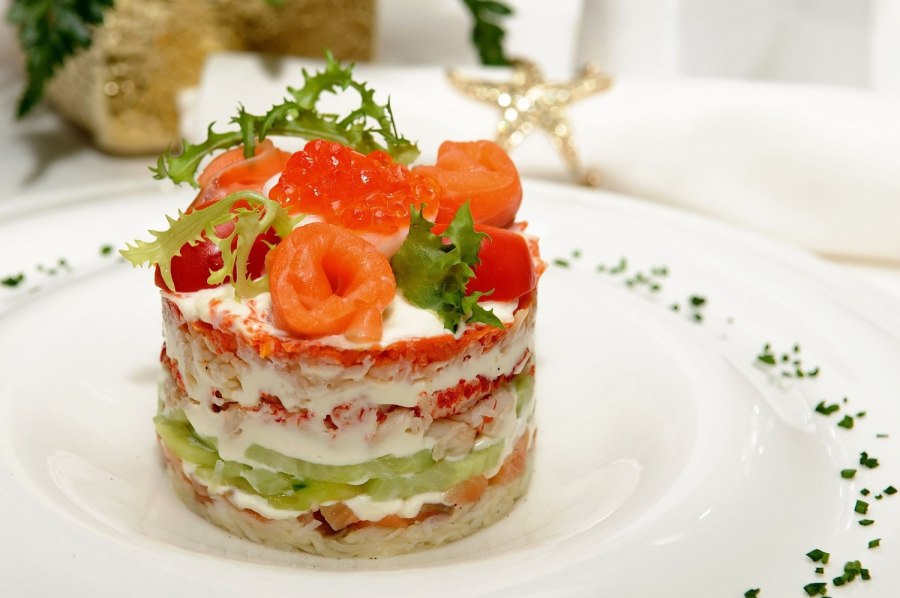 Салат с семгой и овощами