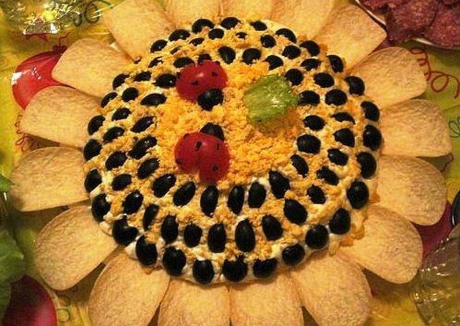 Салат подсолнух с чипсами и крабовыми палочками