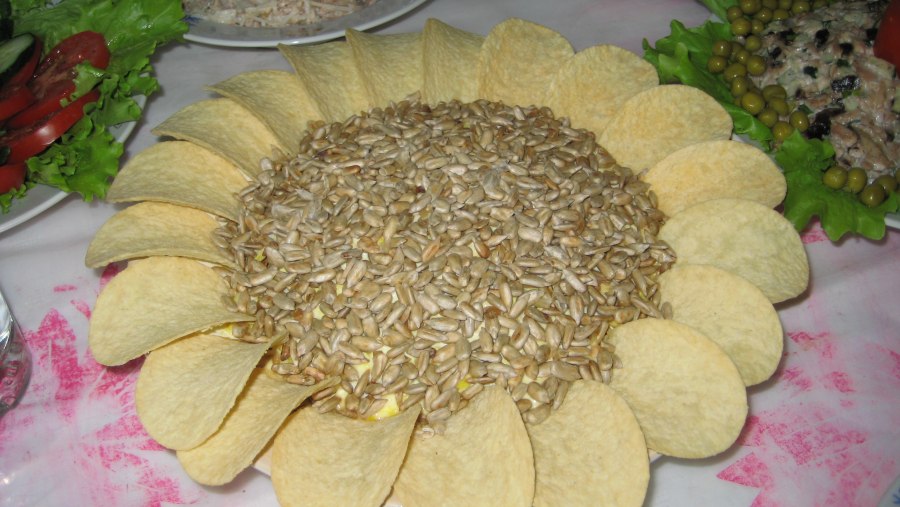 Салат подсолнух с чипсами