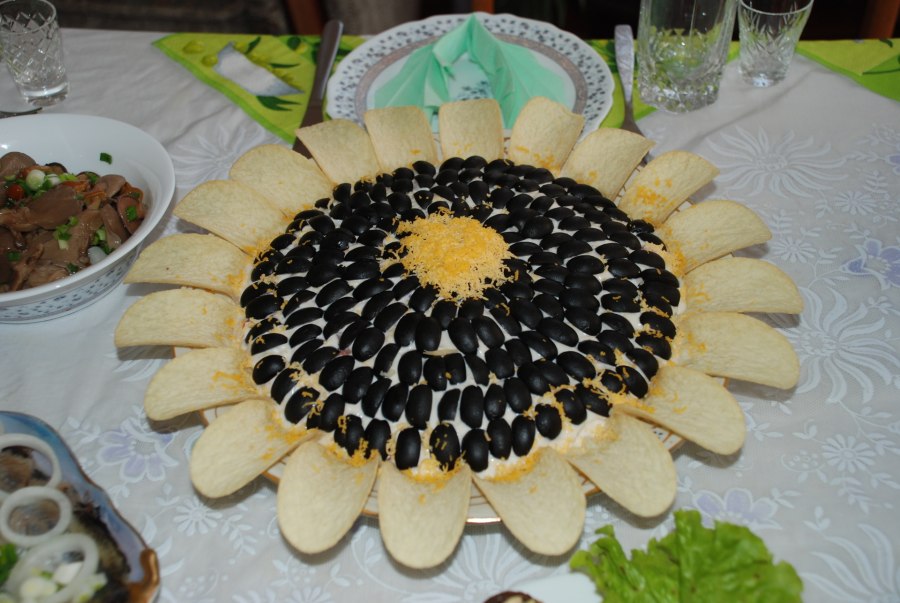 Салат подсолнух с чипсами