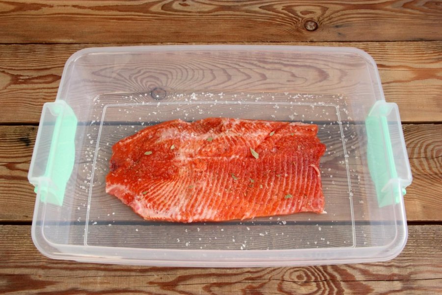 Вкусный посол форели в домашних