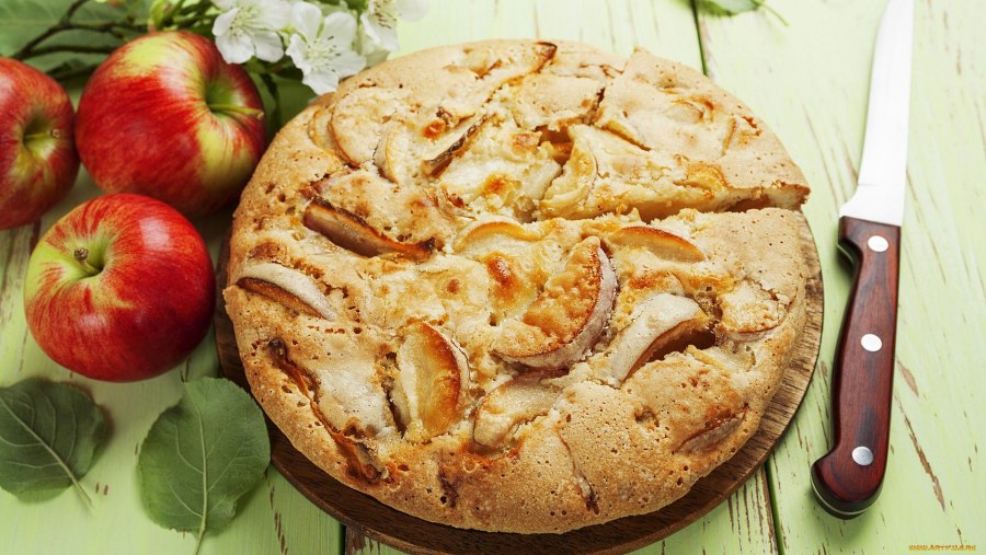 Яблочная шарлотка