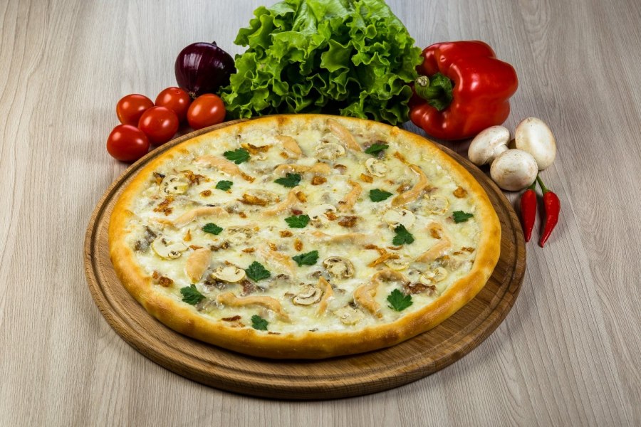 Пицца с ветчиной грибами и перцем