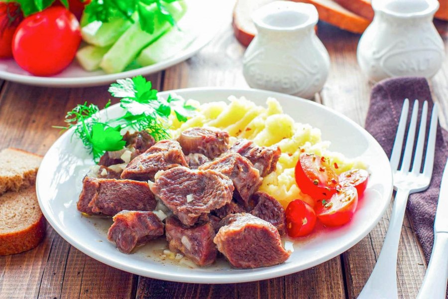 Томленые телячьи щечки
