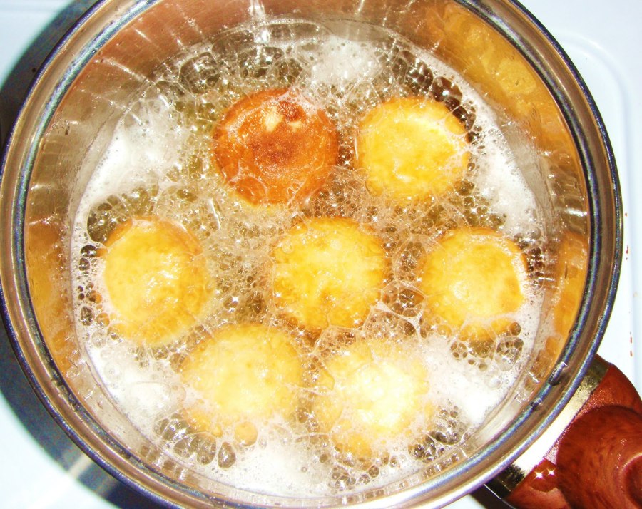 Взбитые яйца в миске с мукой