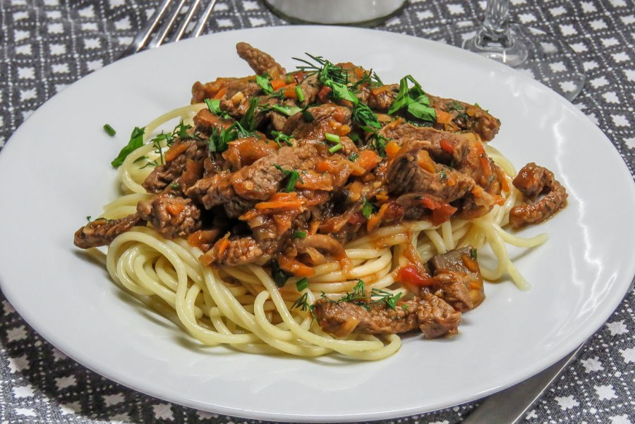 Паста с говядиной и овощами