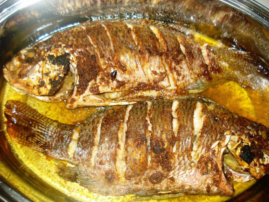 Рыба на мангале на решетке