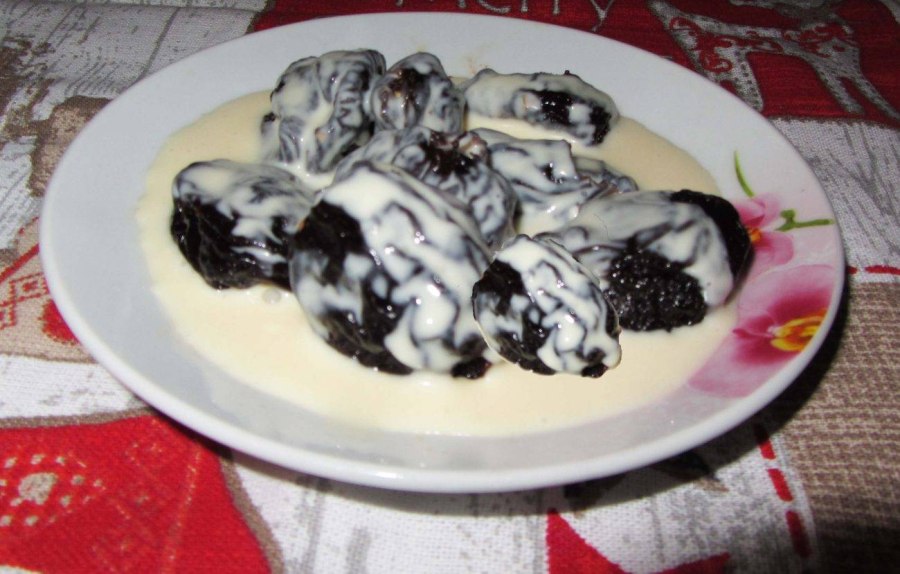 Чернослив с грецким орехом и кремом