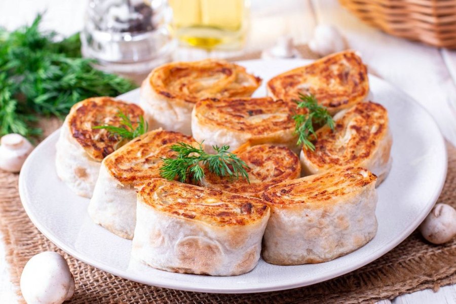 Картофельно-грибные рулетики из лаваша