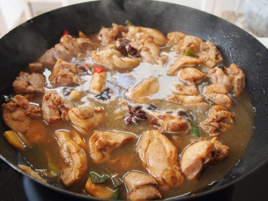 Курица с шампиньонами на сковороде