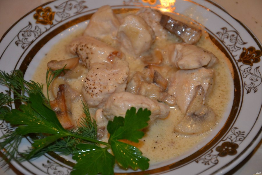 Тушеная курица с шампиньонами