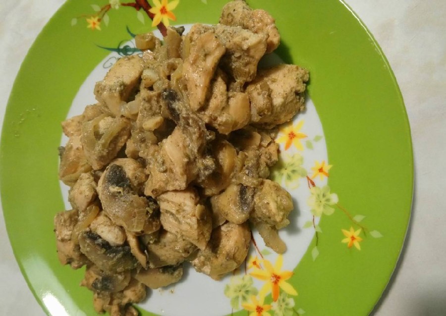 Курица тушеная с грибами