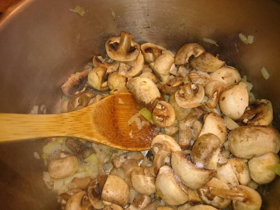Курица тушеная в сметанном соусе