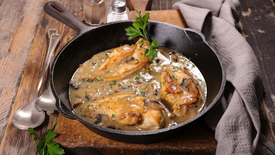 Куриное филе с грибами в сливочном соусе