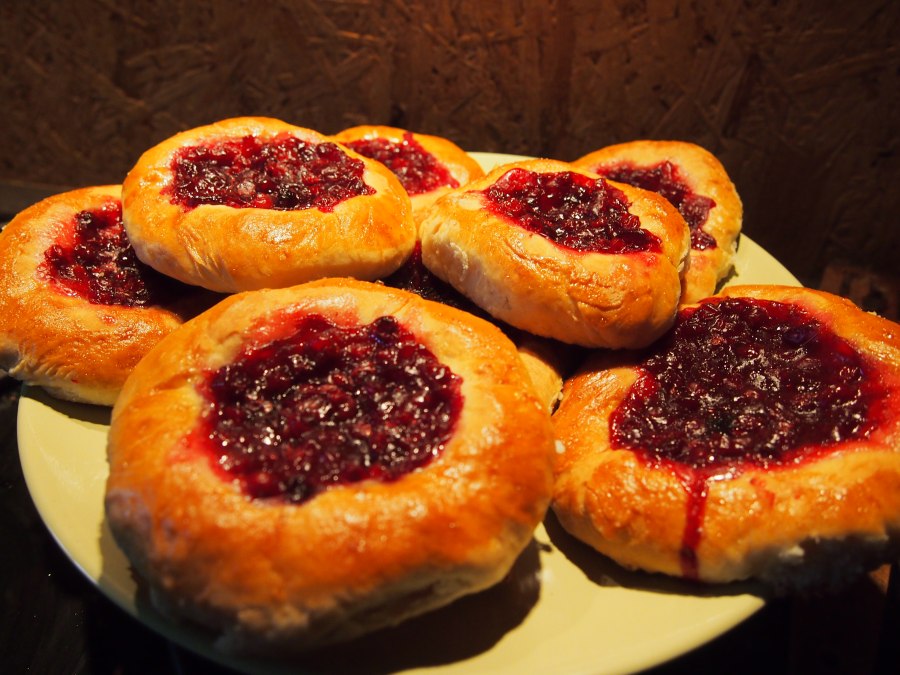 Ватрушка с брусникой