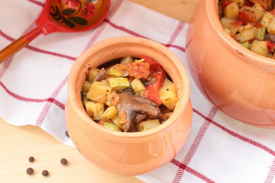 Сердечки в горшочках в духовке с картошкой
