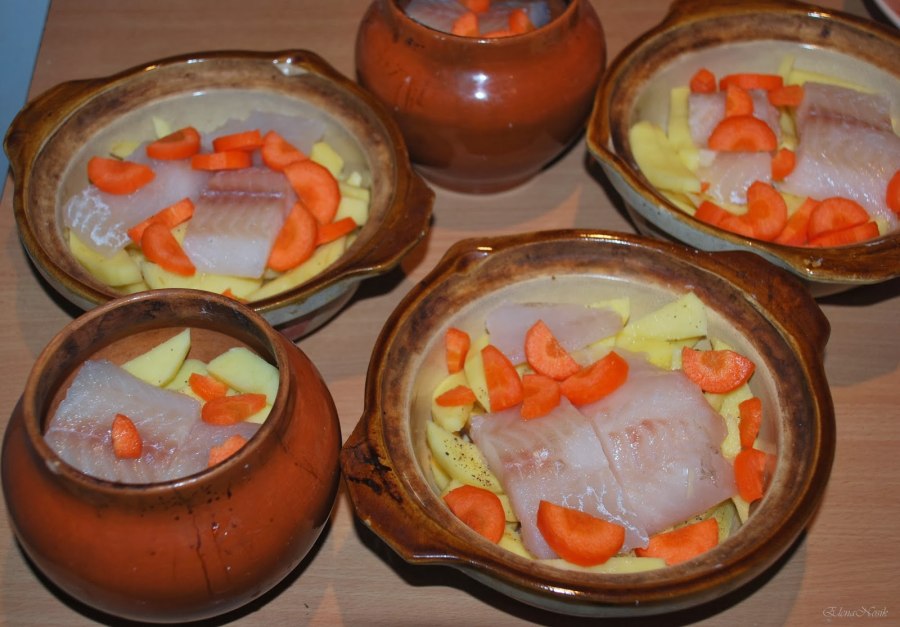 Семга в горшочках с овощами в духовке