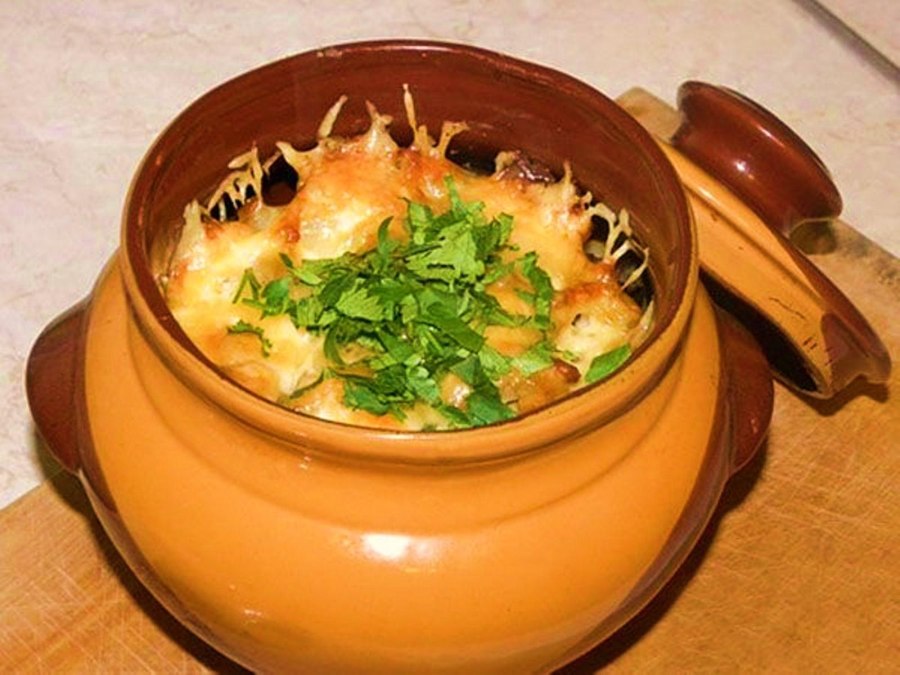 Куриное филе в горшочках