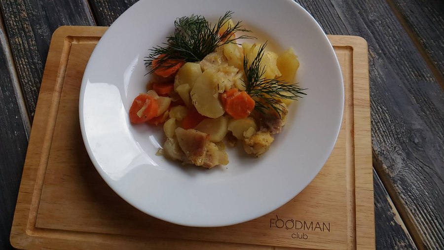 Жаркое с рыбой и картошкой