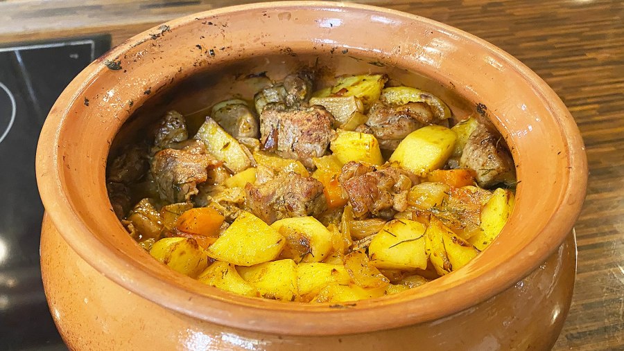 Жаркое в горшочках в духовке с мясом и картошкой