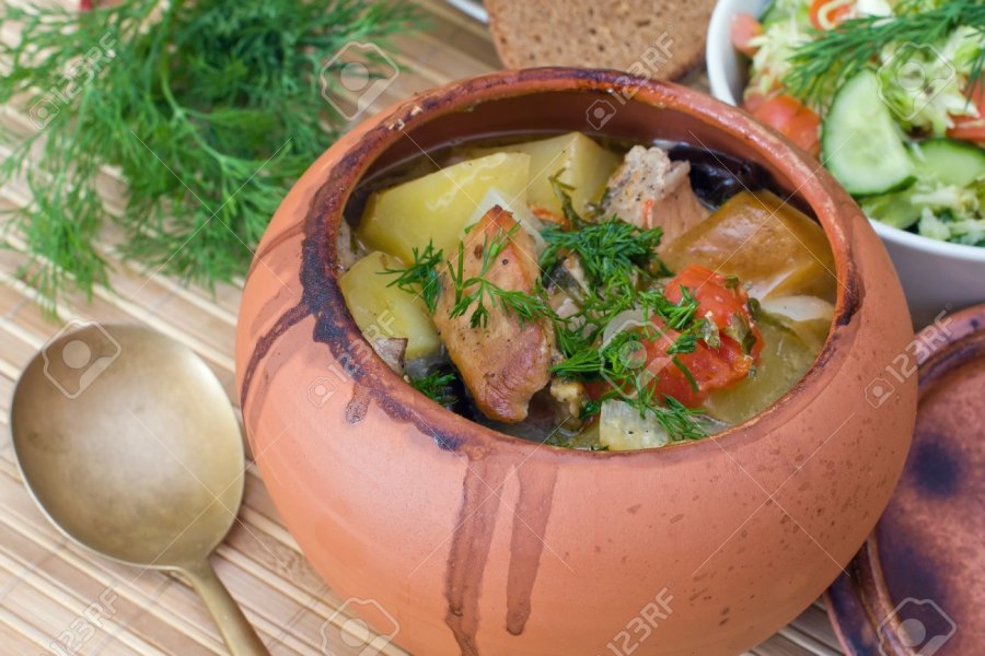 Жаркое по-сибирски в горшочках