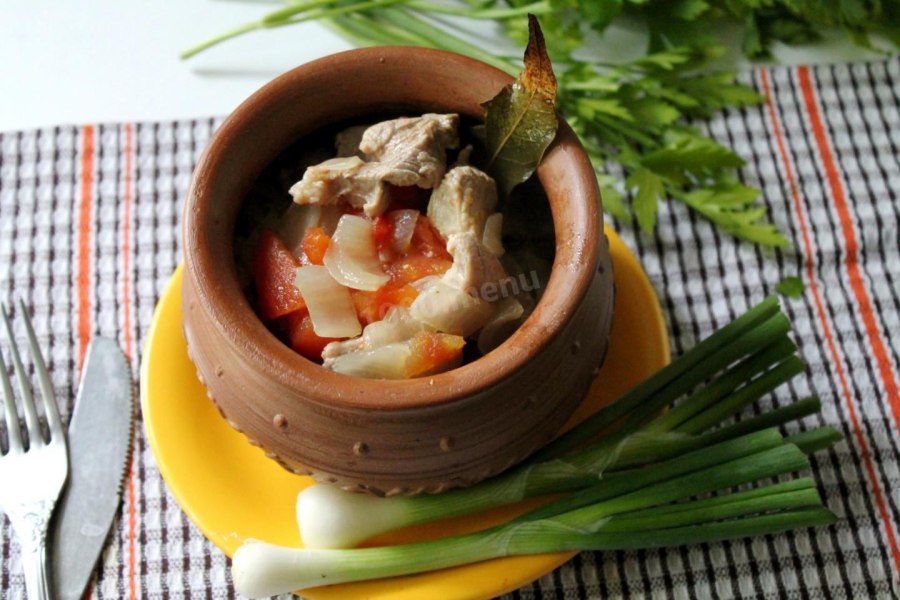 Мясо в горшочке под сырной шапочкой