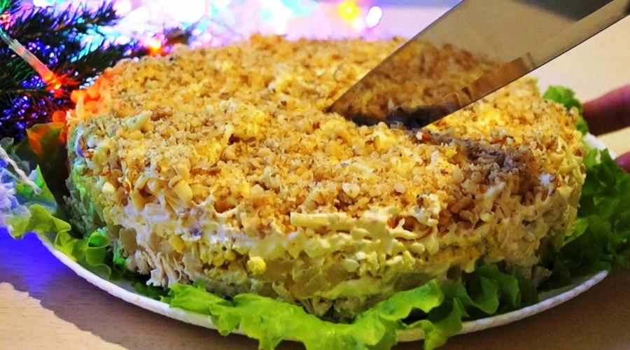 Салат каприз с копченой курицей