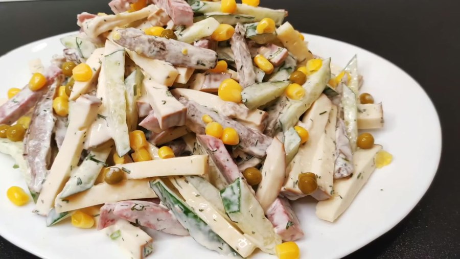 Салат каприз с курицей и ананасом