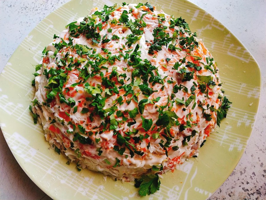 Салат нежность с курицей и огурцом и яйцом