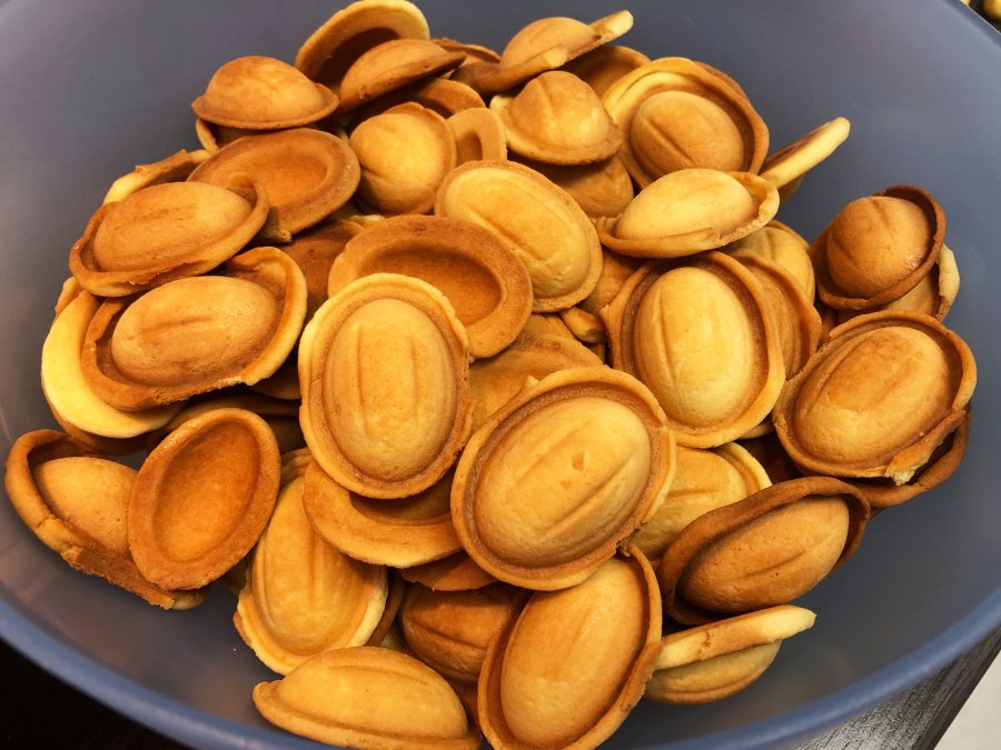 Орешки с варёной сгущёнкой