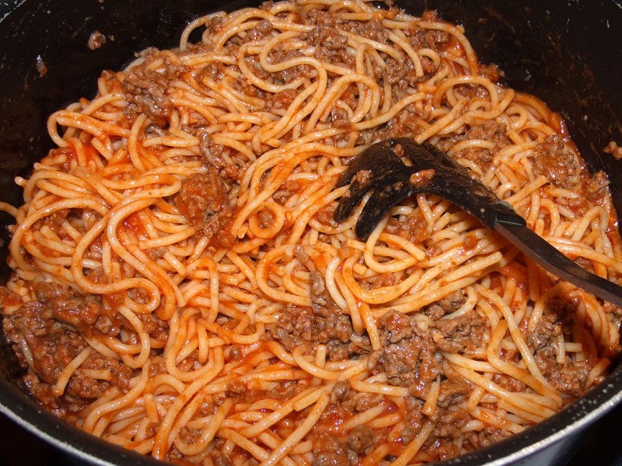 Макароны по-флотски с фаршем и помидорами