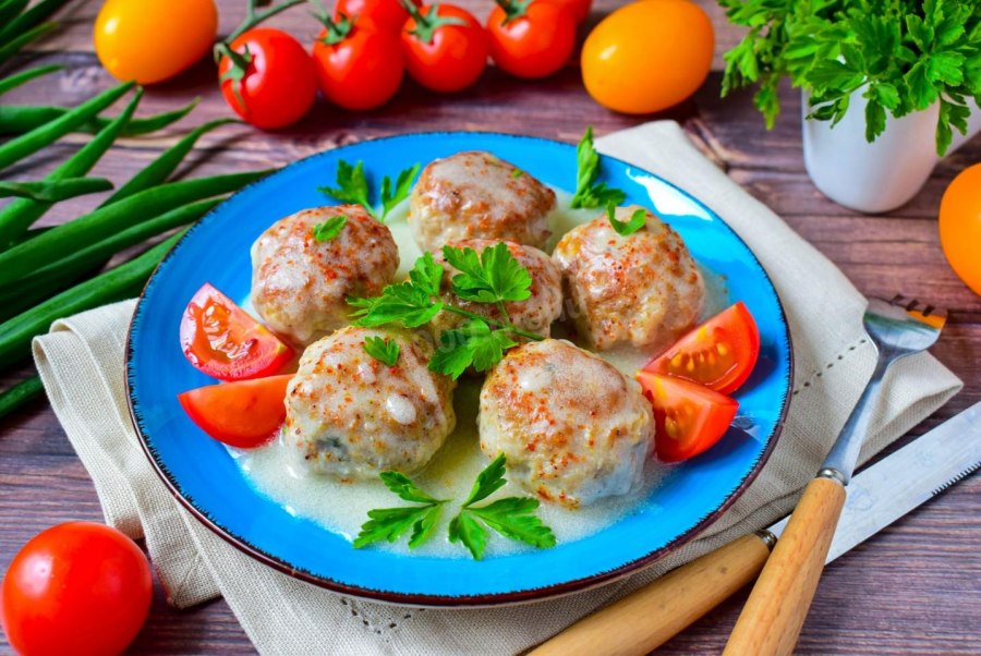 Фрикадельки рыбные с томатным соусом