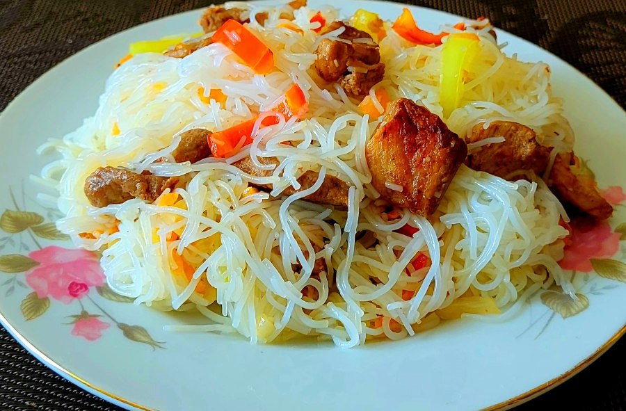 Лапша фунчоза с курицей