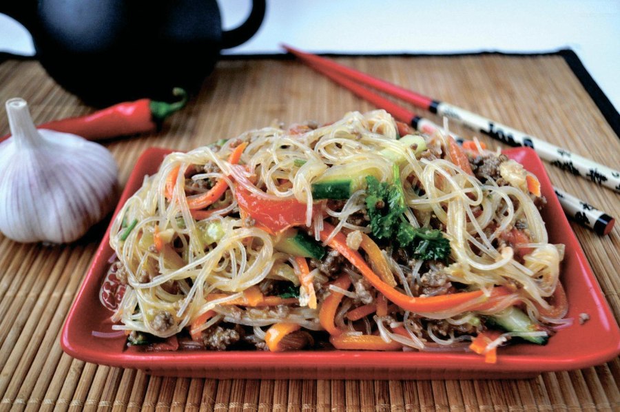 Салат фунчоза с мясом